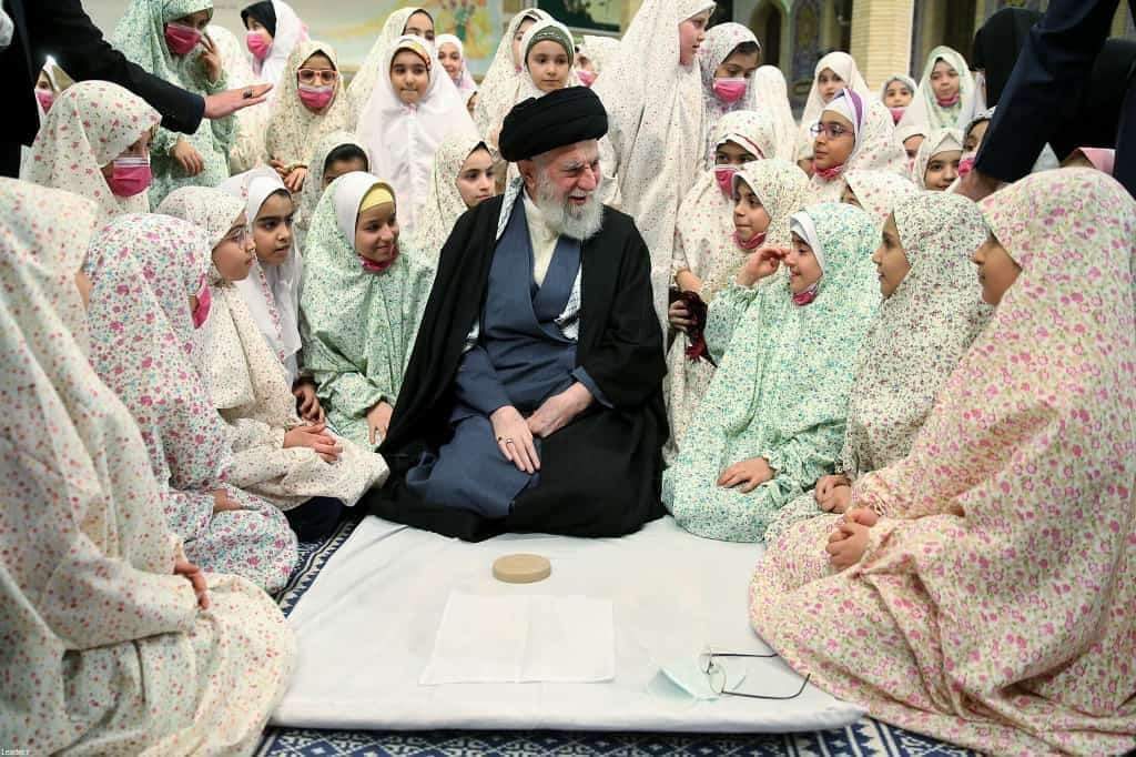 الإمام الخامنئي يشارك في مراسم حفل تكليف طالبات المدارس (9)